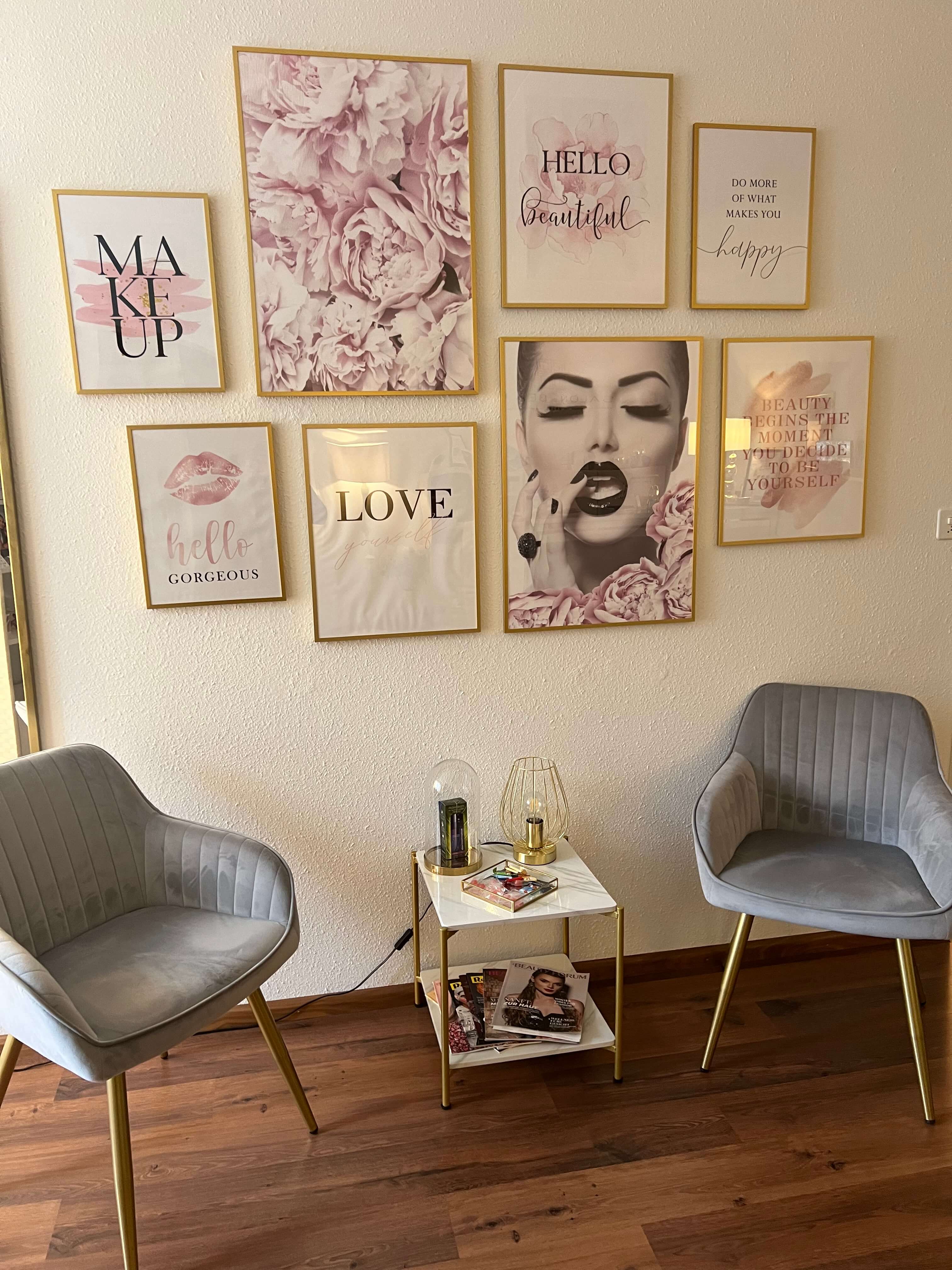 Beauty-Prints und rosa Pfingstrosen im Empfangsbereich Kosmetikstudio Basel